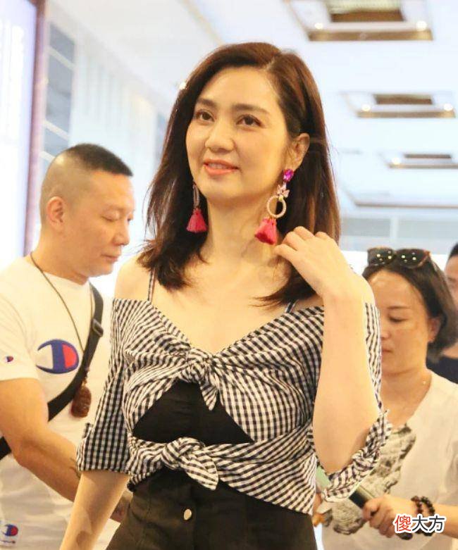 【时尚一点】洪欣现身活动造型引热议，一秒暴露老阿姨身份，气质清丽笑起来