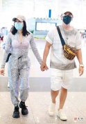 【就爱时尚】钟丽缇现身机场，双手熊抱着老公，满满的幸福感