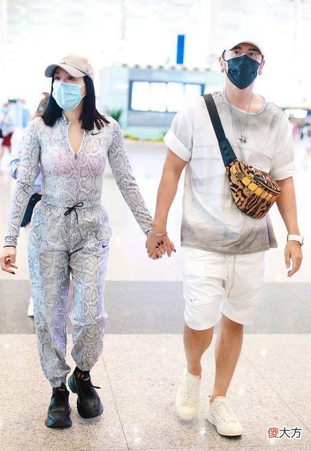 【就爱时尚】钟丽缇现身机场，双手熊抱着老公，满满的幸福感