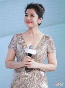 【就爱时尚】60岁的钟楚红长裙秀时尚又温柔可人，端庄优雅又高级