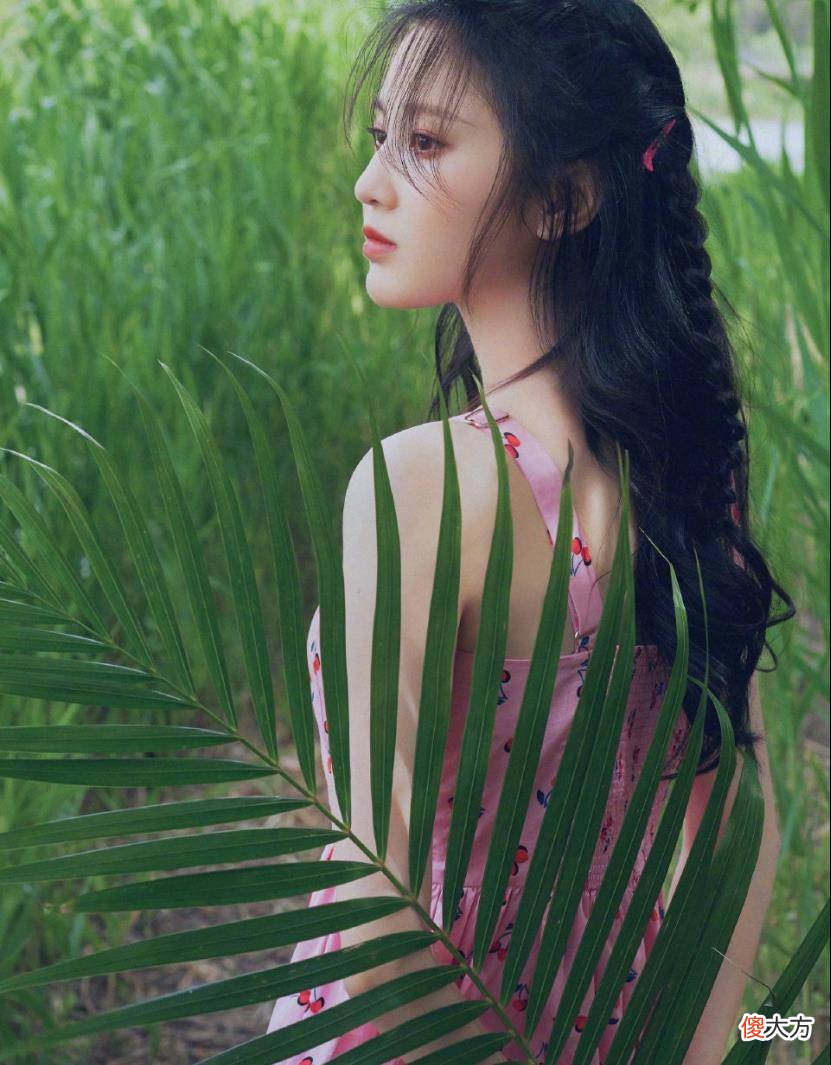 【就爱时尚】张慧雯清新的服装设计为主，粉粉美的设计更容易让人心动