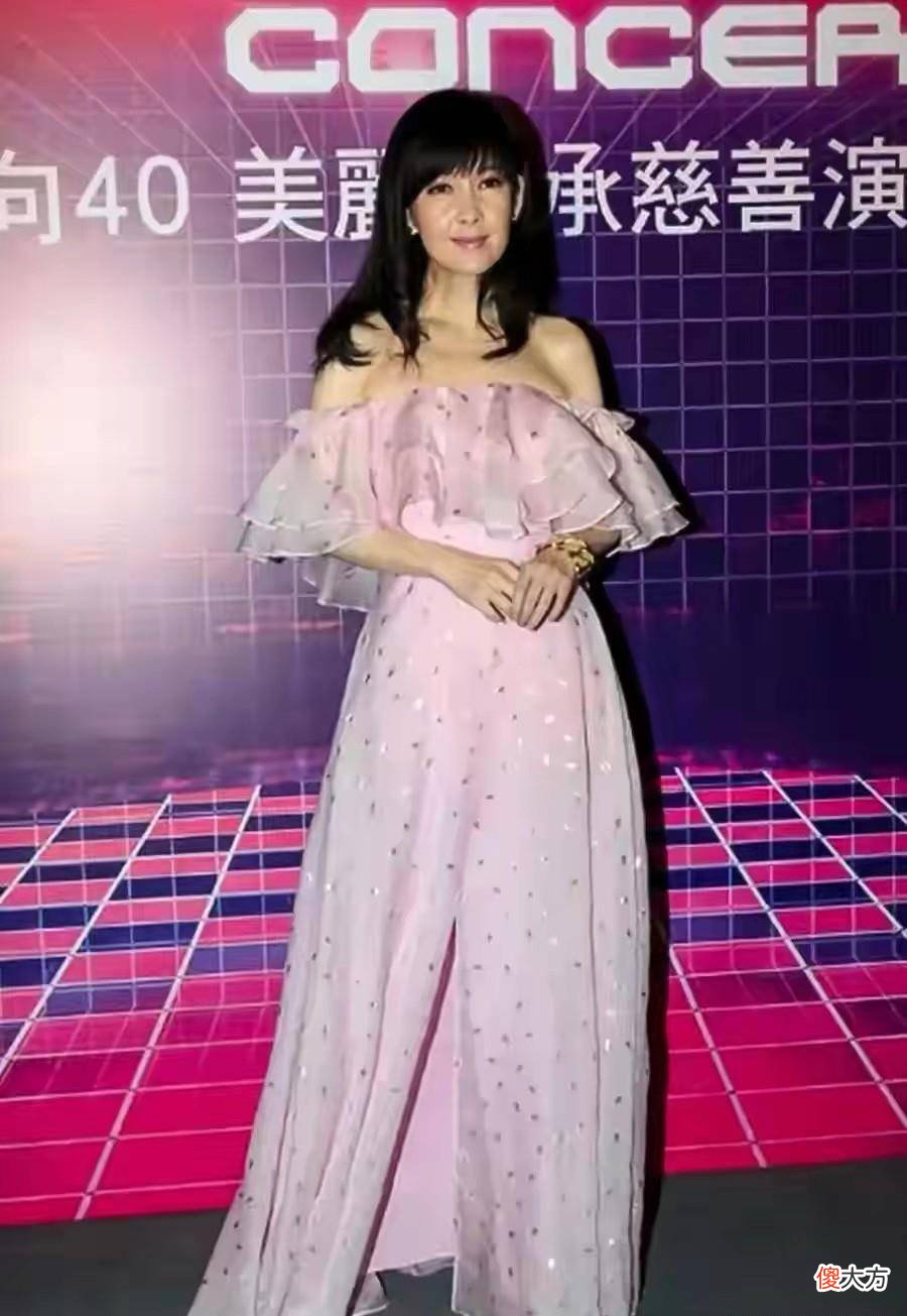 【时尚一点】52岁周慧敏不服老，穿粉色蓬蓬裙扮美，脸部细纹明显