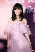 【时尚一点】52岁周慧敏不服老，穿粉色蓬蓬裙扮美，脸部细纹明显