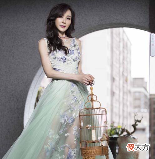 【时尚一点】萧蔷会穿还大胆，透视裙曝光全腿线条，精致少女颜不像51岁