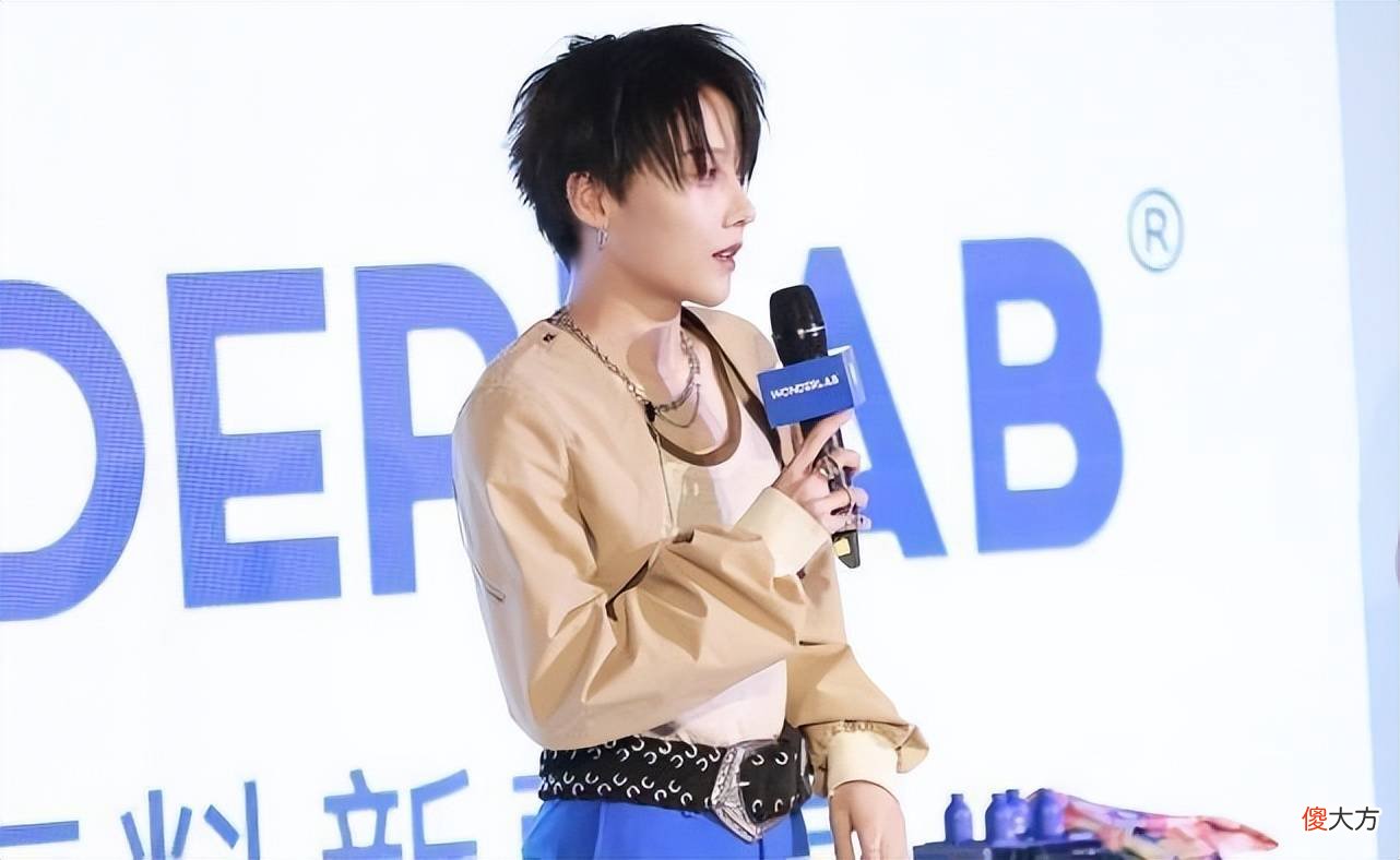 【就爱时尚】蓝色的时尚单品选择蓝色衬衫效果如何