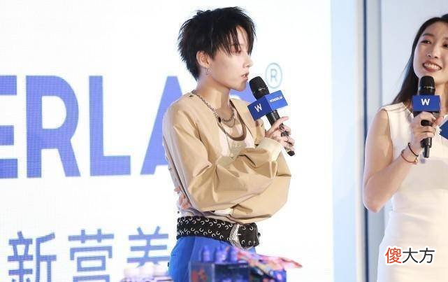 【就爱时尚】蓝色的时尚单品选择蓝色衬衫效果如何