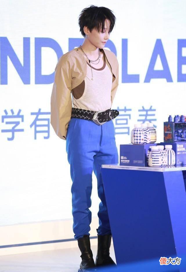 【就爱时尚】蓝色的时尚单品选择蓝色衬衫效果如何