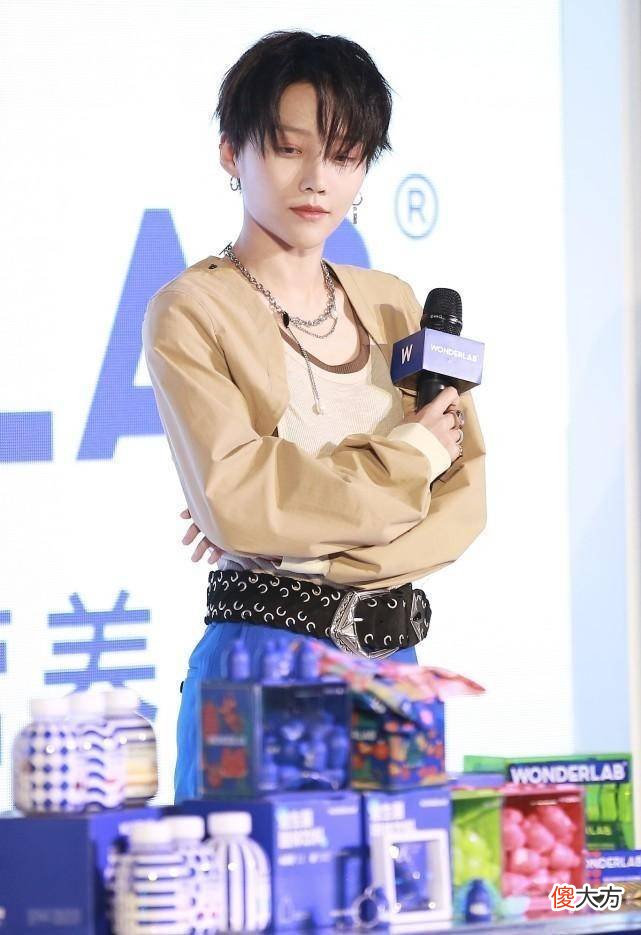 【就爱时尚】蓝色的时尚单品选择蓝色衬衫效果如何