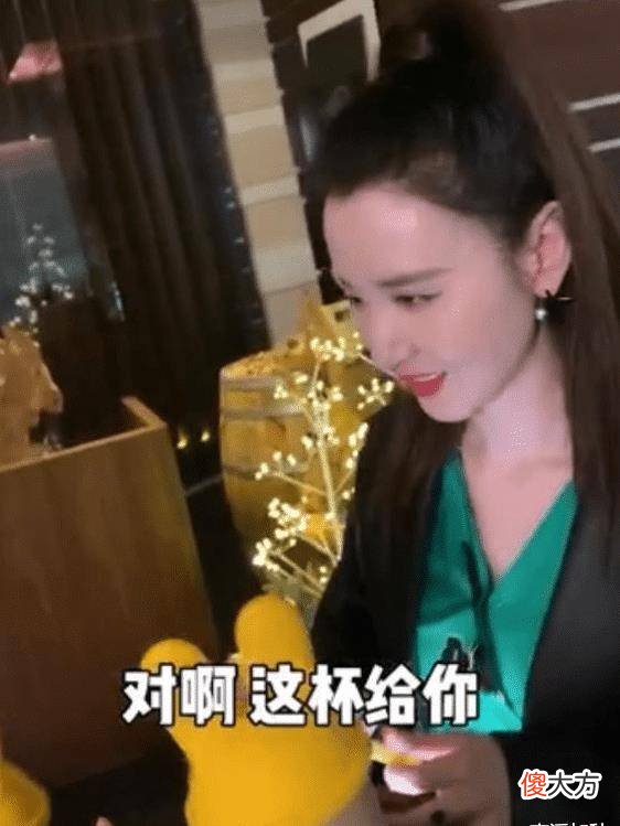 【时尚一点】40岁张萌现身红地毯，腰围苗条好身材被她展露无遗