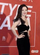 【时尚一点】40岁张萌现身红地毯，腰围苗条好身材被她展露无遗