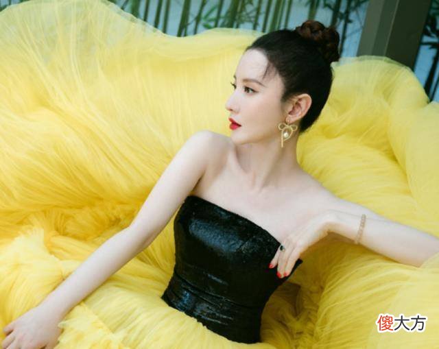 【时尚一点】张萌活动露面，抹身材裙不慎下滑，临场反应更接地气