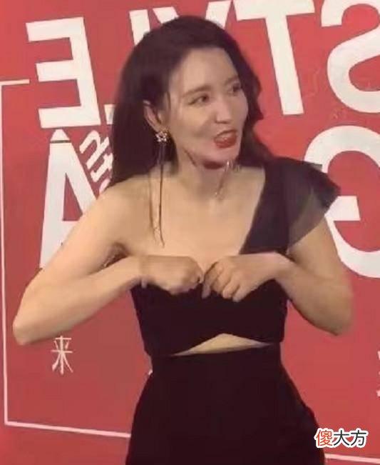 【时尚一点】张萌活动露面，抹身材裙不慎下滑，临场反应更接地气