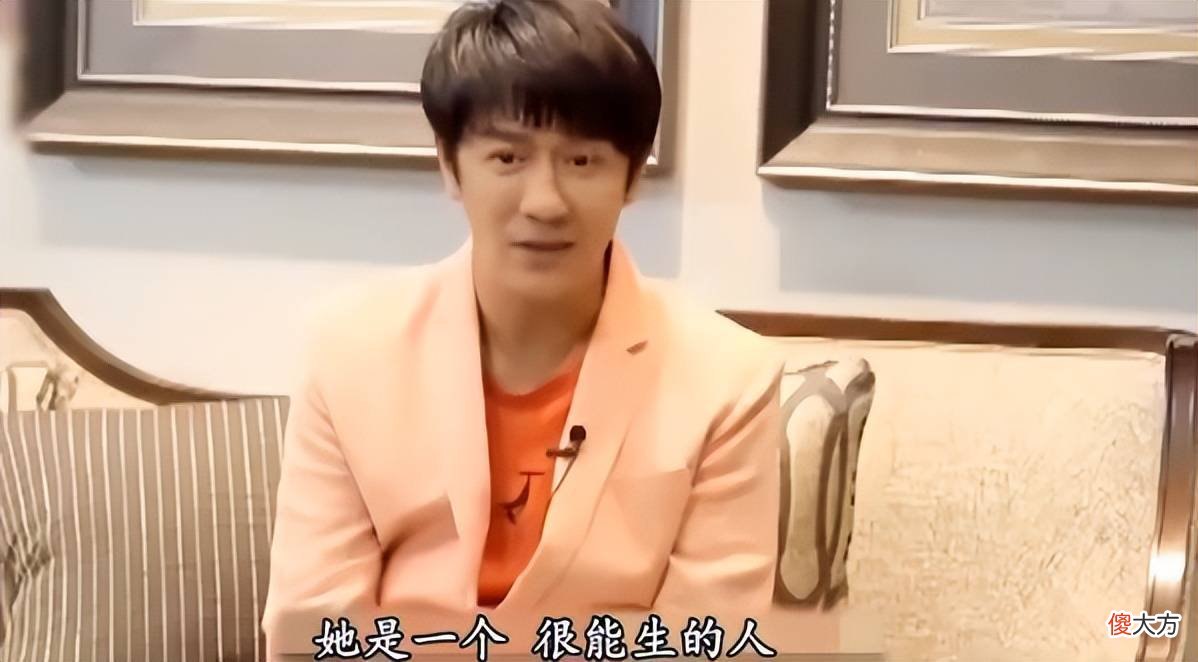【时尚一点】陈木胜妻子蒋丽莎海边玩耍，腰细腿长身材傲人