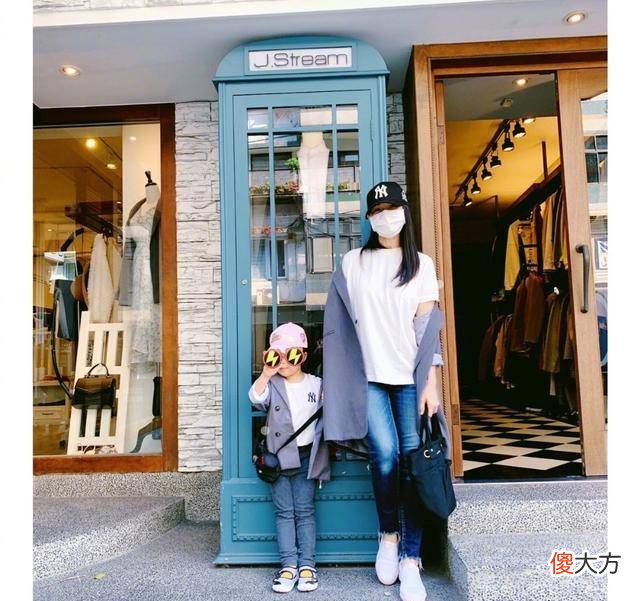 【时尚一点】伊能静晒与小米粒同框照，母女俩四目相望