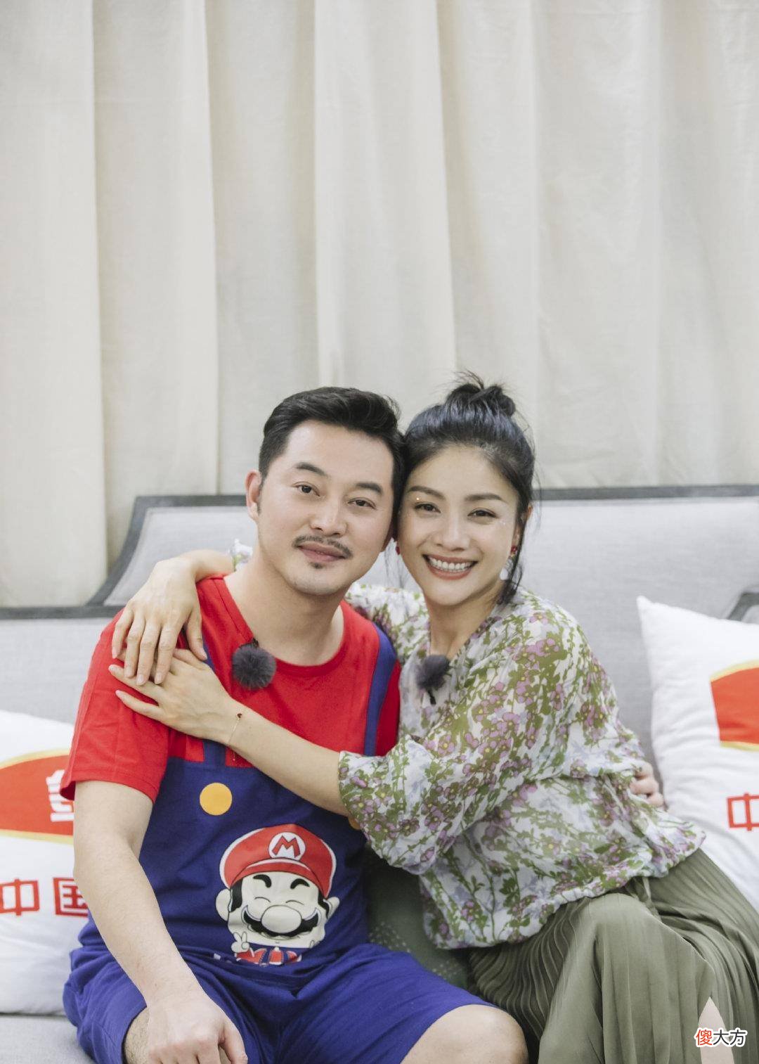 【时尚一点】26岁吉娜清一色夏日减龄度假风造型出镜，胡可操碎了心