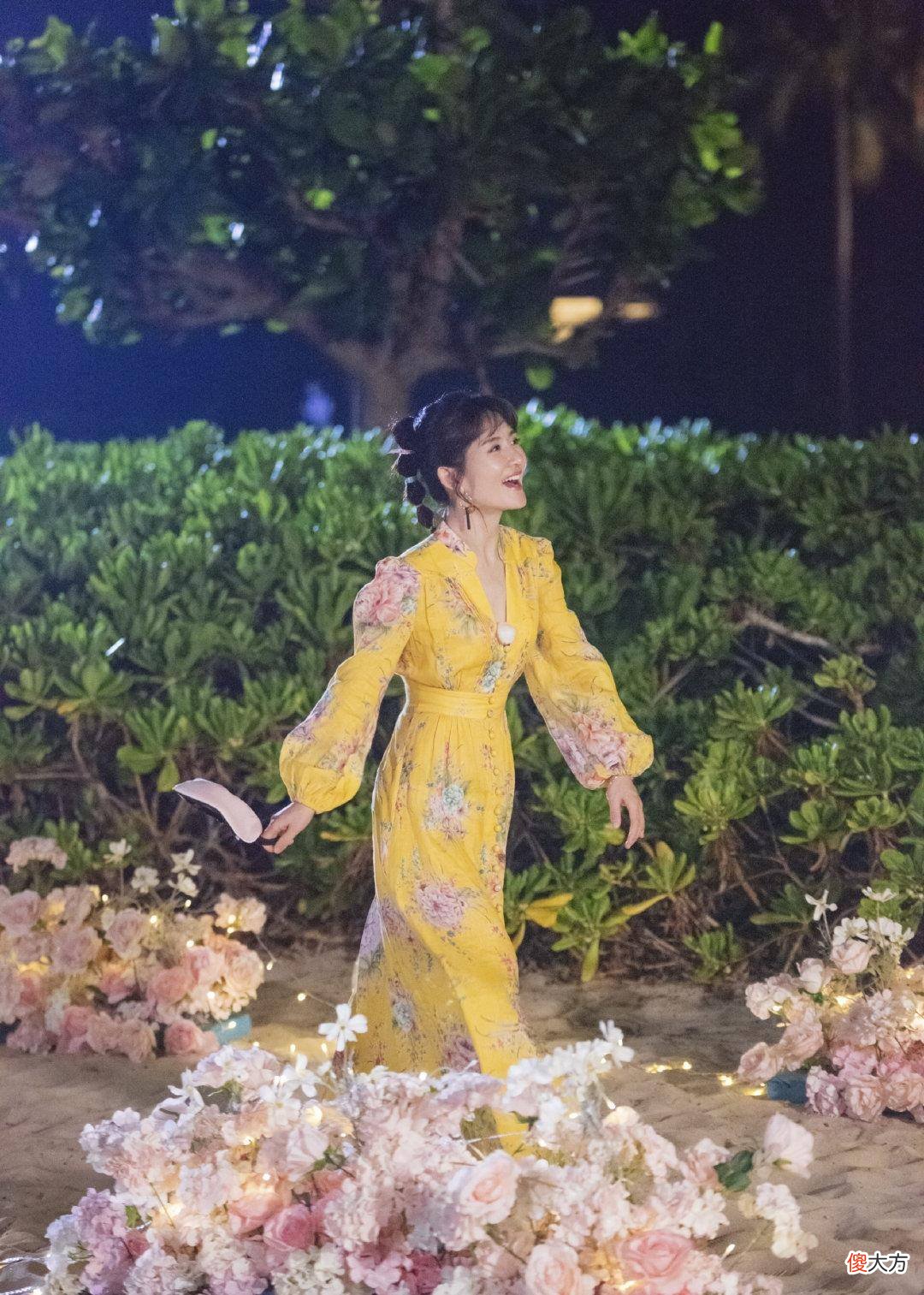 【时尚一点】26岁吉娜清一色夏日减龄度假风造型出镜，胡可操碎了心