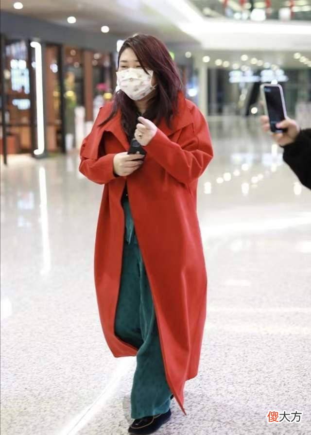 【就爱时尚】杨天真现身机场，红色大衣搭配平底鞋，不愧是公司老板