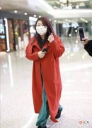 【就爱时尚】杨天真现身机场，红色大衣搭配平底鞋，不愧是公司老板