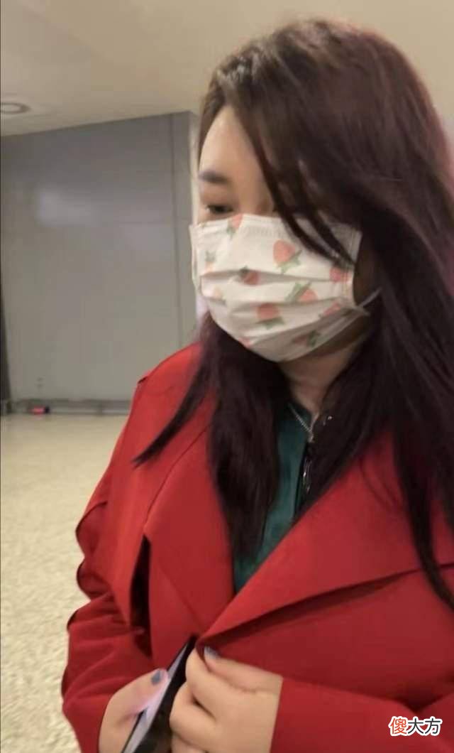 【就爱时尚】杨天真现身机场，红色大衣搭配平底鞋，不愧是公司老板