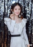 【时尚一点】赵丽颖入席某举止，一袭白色连衣裙，素雅澹泊