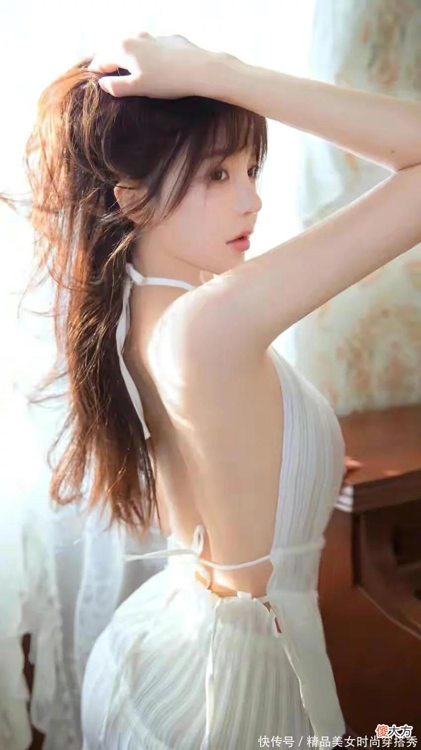【就爱时尚】简单干净的白色连衣裙，是夏日最好的选择