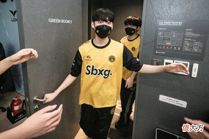 【游戏迷】LSB打野Croco：教练组根据LPL的打法给我们反馈，希望取得五连胜