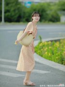 【就爱时尚】橙色格纹半袖裙青春靓丽，融入格纹元素之后，不仅显气质，还非常减龄，特别
