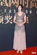 【时尚一点】潘晓婷可真不像40岁的人，和惠若琪同台，穿镂空拼色裙看着挺活泼