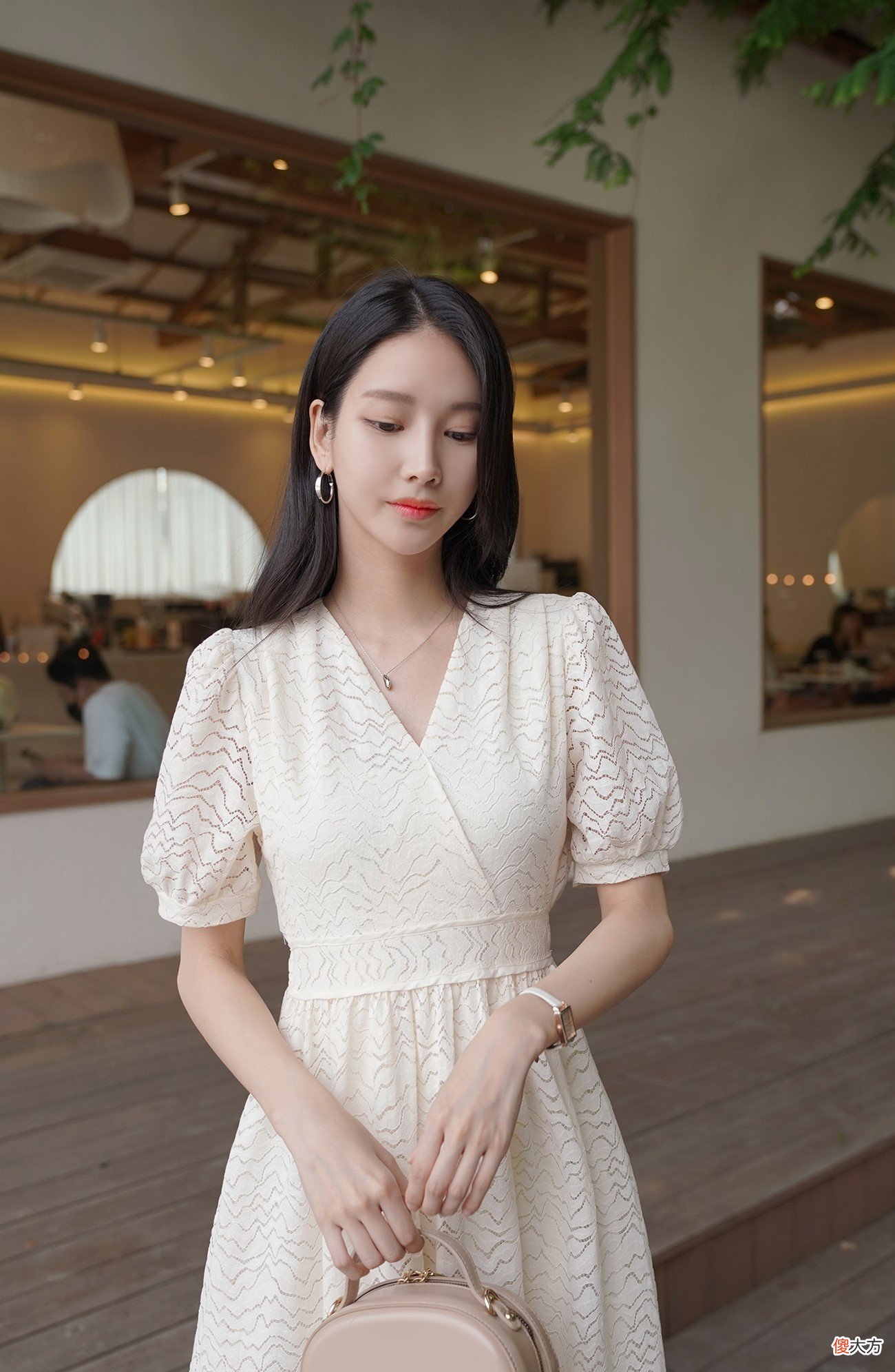 【时尚一点】优雅的廓形，女人味的巅峰，夏日女神的蕾丝连衣裙