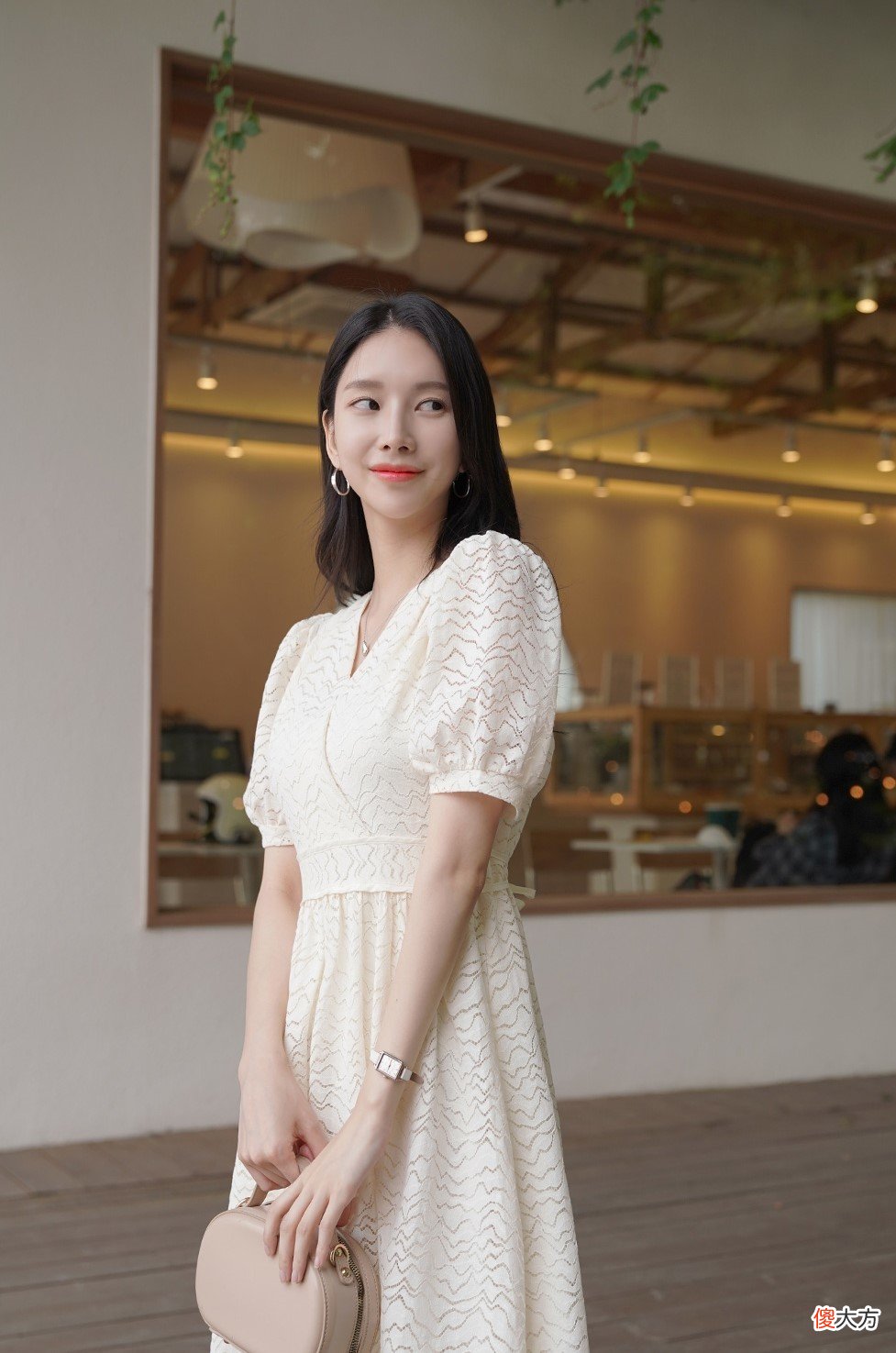 【时尚一点】优雅的廓形，女人味的巅峰，夏日女神的蕾丝连衣裙