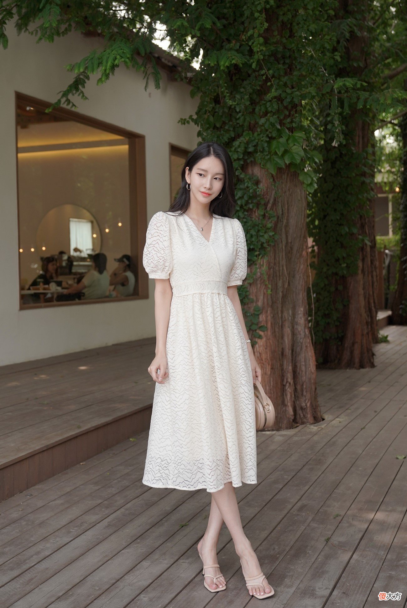 【时尚一点】优雅的廓形，女人味的巅峰，夏日女神的蕾丝连衣裙