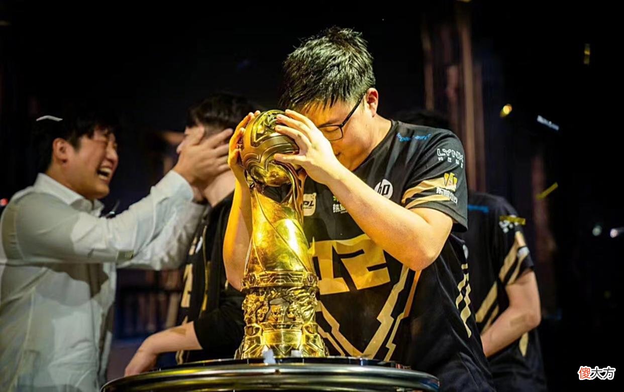 【游戏迷】LOL：谁是UZI“头号黑粉”？UZI笑看S8RNG抽到G2，说了这样一句话