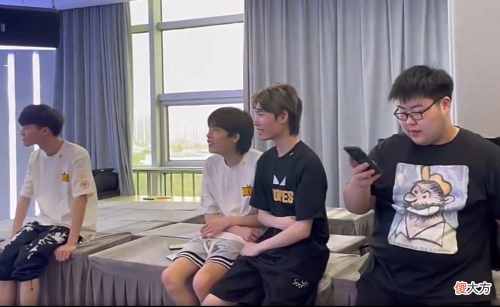 【游戏迷】狼队首发问题集中在中单和打野身上，小胖被捧成救世主