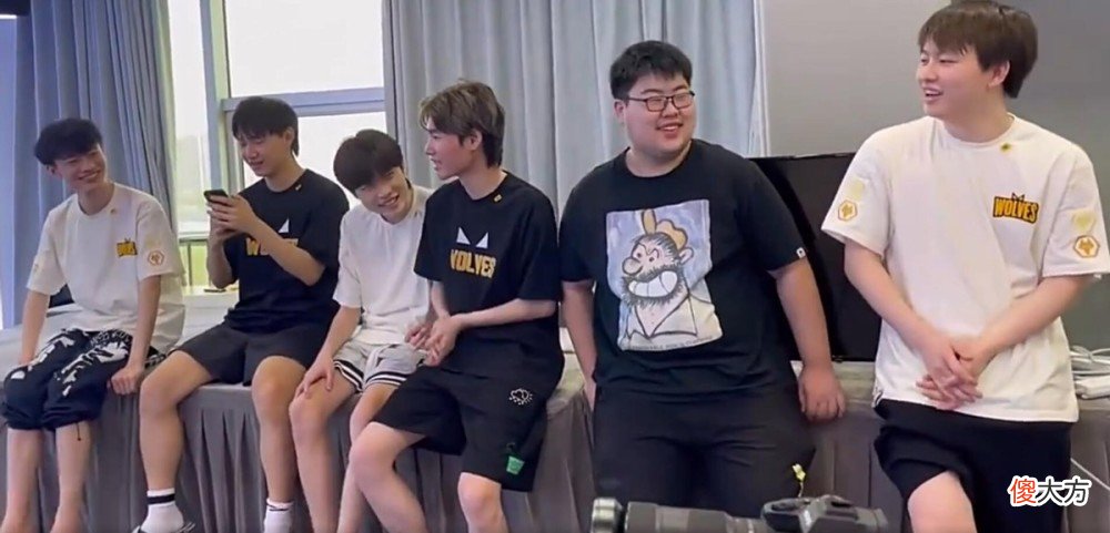 【游戏迷】狼队首发问题集中在中单和打野身上，小胖被捧成救世主