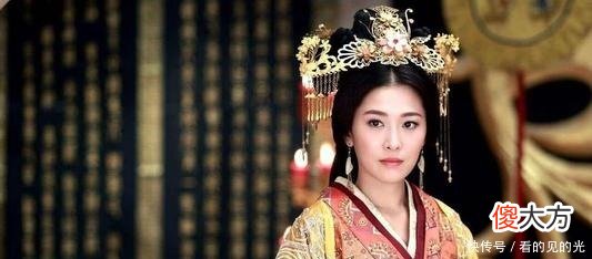 【历史故事】皇帝偷看其他妃嫔，惹得皇后摔杯耍赖，皇帝怒斥令其惧怕而死！