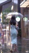 【就爱时尚】笑容迷人的美丽女神，深V露背蓝色紧身长裙搭配高跟鞋，女人味十足