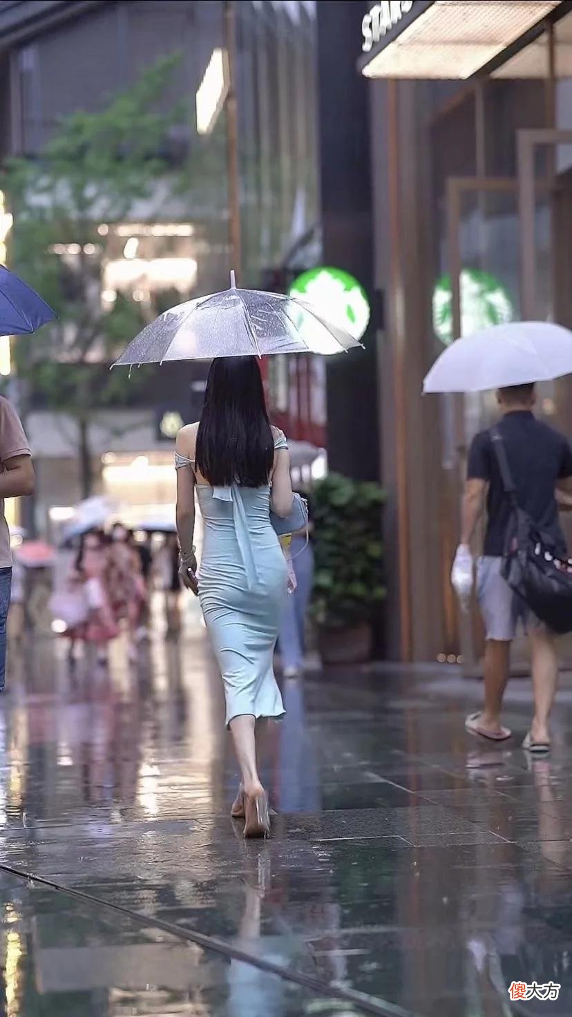 【就爱时尚】笑容迷人的美丽女神，深V露背蓝色紧身长裙搭配高跟鞋，女人味十足