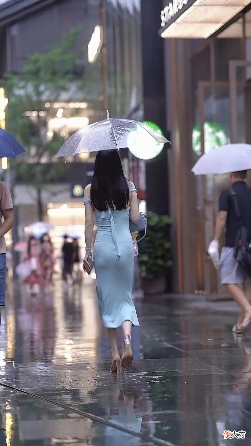 【就爱时尚】笑容迷人的美丽女神，深V露背蓝色紧身长裙搭配高跟鞋，女人味十足