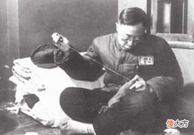 【爱历史】溥仪晚年回故宫参观，从龙椅底下掏出1件东西，失声哭道：这可是宝贝！