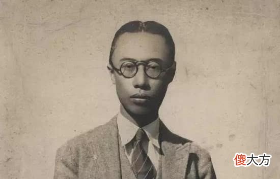 【爱历史】溥仪晚年回故宫参观，从龙椅底下掏出1件东西，失声哭道：这可是宝贝！