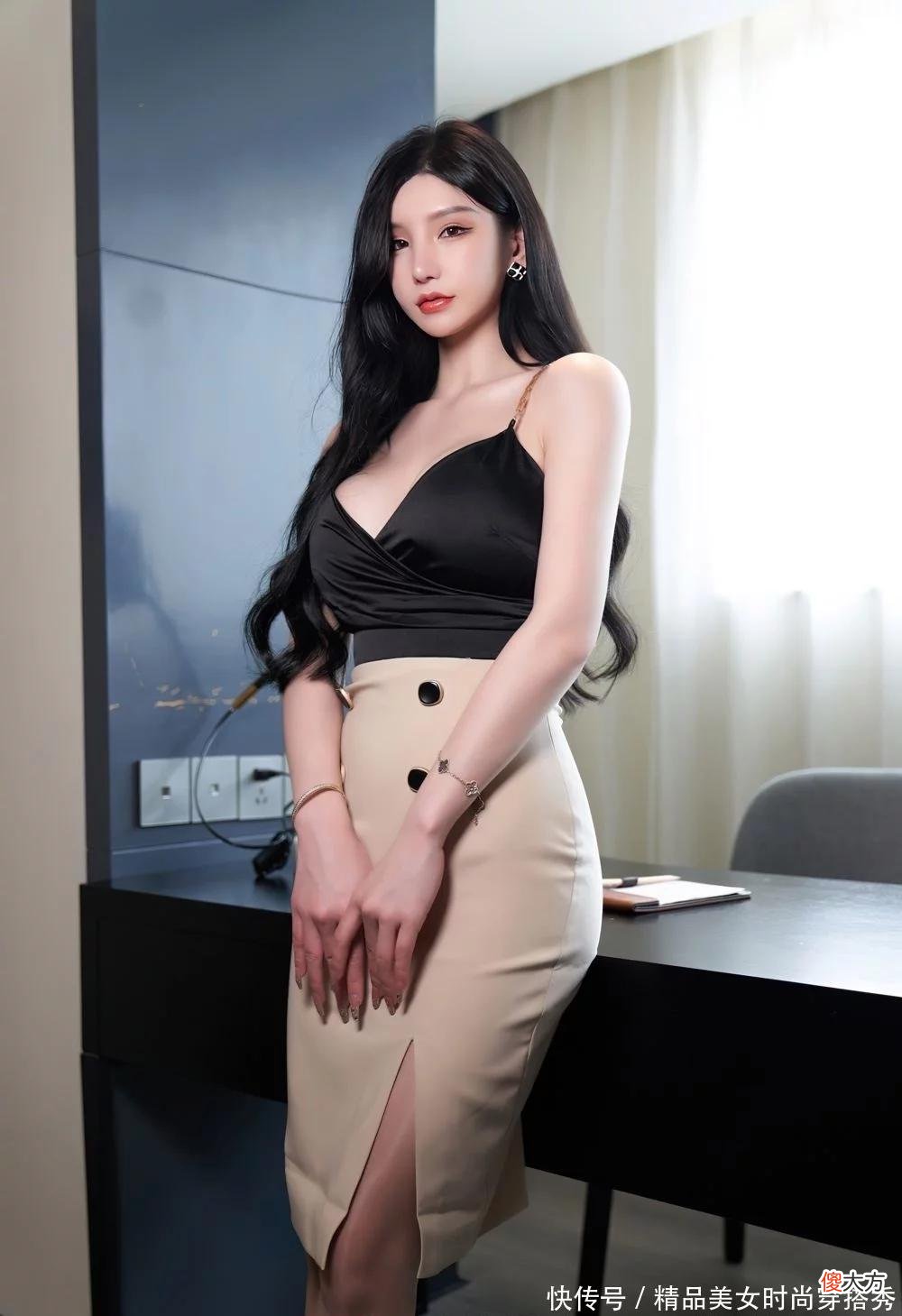 【时尚一点】黑色的吊带背心搭配卡其色的半身裙，简约又不失大气的感觉给人一种精致感