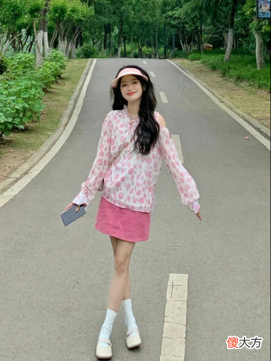 【时尚一点】吸睛的夏季穿搭如何选择？饱和度高的点缀搭配，真是看一眼就心动
