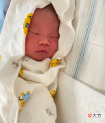 引起宝宝夜醒的原因，很多妈妈都疏忽，早知道越好