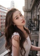 【时尚一点】虞舒欣穿白色吊带黑刺绣腰线连衣百褶裙，简洁大方，温柔优雅