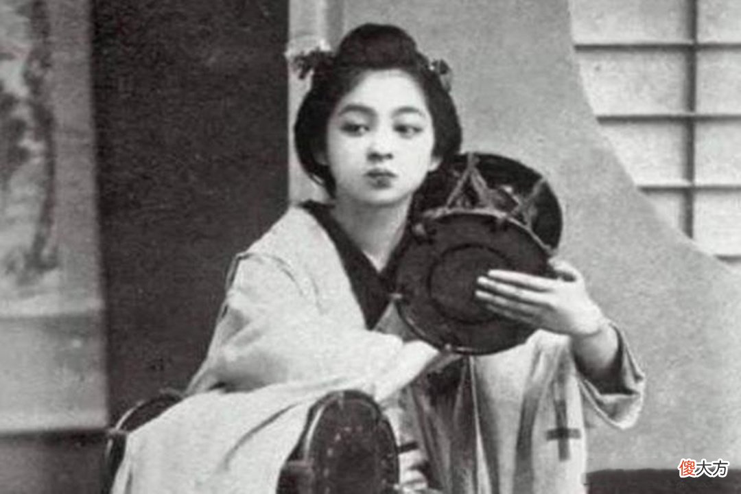 【历史故事】日本战败，相爱的日本姑娘即将被遣返，他冒险偷出三个日本姑娘！