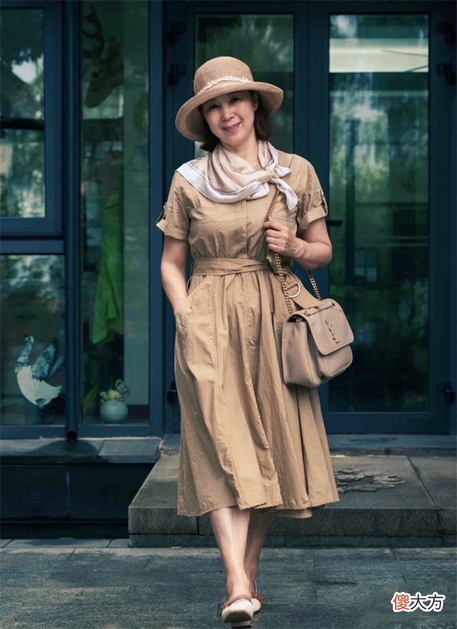 【时尚一点】50岁左右的女人，裙子尽量不要穿碎花裙和短裙，其实这些更洋气