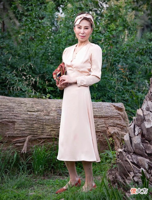 【时尚一点】50岁左右的女人，裙子尽量不要穿碎花裙和短裙，其实这些更洋气