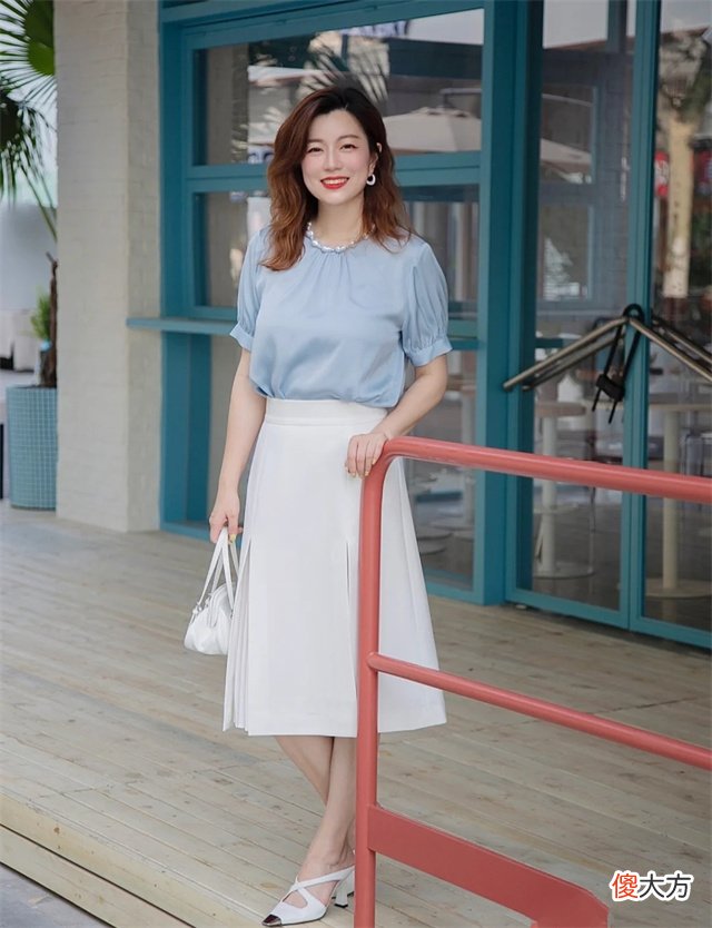 【时尚一点】50岁左右的女人，裙子尽量不要穿碎花裙和短裙，其实这些更洋气