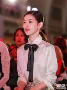 【时尚一点】富商老婆章泽天终于换风格，白色衬衫配包臀裙，气质不输超模何穗