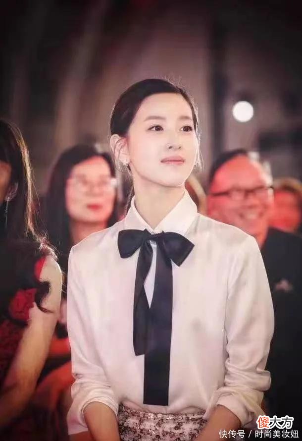 【时尚一点】富商老婆章泽天终于换风格，白色衬衫配包臀裙，气质不输超模何穗